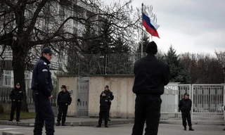 Cảnh sát Bulgaria đứng trước Đại sứ quán Nga ở Sofia, Bulgaria.