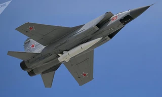  Tên lửa siêu thanh Kinzhal được trang bị trên phản lực MiG-31. Ảnh: Sputnik