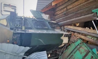 Xe chở hệ thống tên lửa đạn đạo Tochka-U của Belarus mất lái, lao vào nhà dân