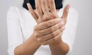 Tê tay chân: Dấu hiệu cảnh báo hàng loạt bệnh nguy hiểm
