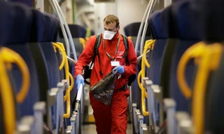 Khử trùng toa tàu ở Milan - Ý ngày 1-3 - Ảnh: CNN