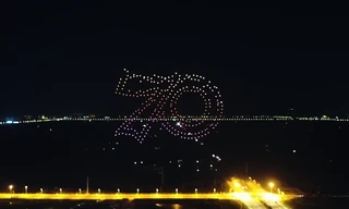 300 máy bay không người lái Trung Quốc ảo diệu trên nền trời đêm