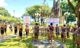 Các thanh thiếu niên tham gia trình diễn tại Liên hoan cồng chiêng và hát dân ca thanh thiếu niên DTTS