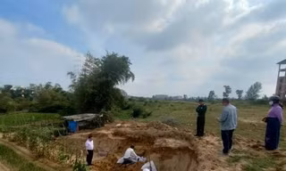 Cuốc đất trồng rau, hoảng hốt phát hiện bộ xương người