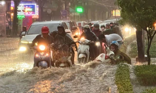 Mưa lớn trong 2 giờ, cô gái chạy xe máy ngã nhào khi qua 'rốn ngập' ở Đồng Nai