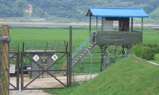 Một trạm gác ở khu phi quân sự