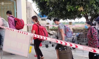 Mục kích những đoàn người rời TP.HCM về quê tránh dịch