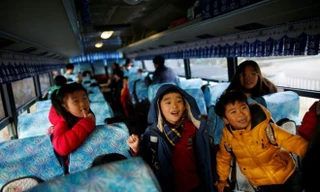 Hệ thống "phát hiện trẻ ngủ" của Hàn Quốc giúp hạn chế sự cố đáng tiếc vì trẻ ngủ quên, bị bỏ lại một mình trên xe buýt. Ảnh: Reuters.