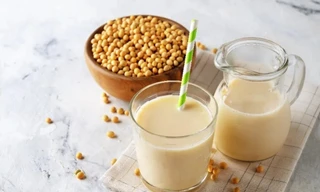 Sữa đậu nành được ví như 'thần dược tăng vòng một' nhưng chớ lạm dụng kẻo hại sức khỏe