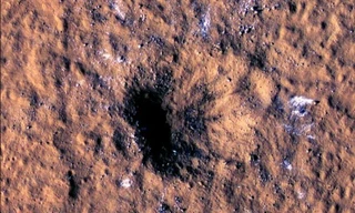 Thiên thạch lao vào Sao Hỏa để lại hố sâu cực lớn