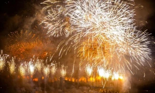 Màn bắn pháo hoa trong lễ quốc khánh Hungary năm 2021. Sự kiện năm nay đã bị hoãn lại do dự báo thời tiết xấu không chính xác. (Ảnh: AFP)