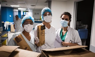 Cô gái Việt làm bánh mỳ tặng các bác sĩ chống dịch ở Pháp