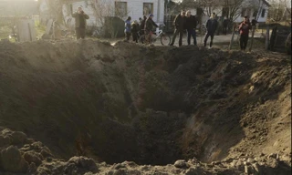 Hiện trường sau một vụ nổ ở Ukraine. Ảnh: AP