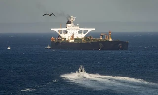 Siêu tàu chở dầu Iran rời đi sau 6 tuần bị giam giữ. Ảnh: AP