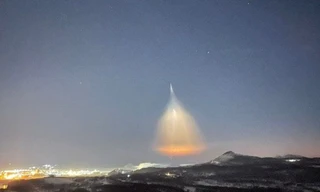 Ánh sáng bí ẩn xuất hiện: UFO hay thiên thạch rơi xuống Trái Đất?