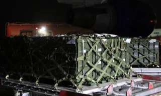 Hình ảnh hàng "viện trợ chết người" của Mỹ tới Ukraine đêm 21/1 (giờ địa phương) được đăng trên trang Twitter của Đại sứ quán Mỹ tại Kieva. 