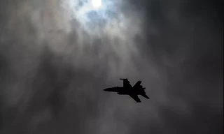 Thót tim cảnh tiêm kích F/A-18 tiếp nhiên liệu giữa sấm sét