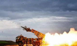 Phòng không Thổ Nhĩ Kỳ khai hỏa. Ảnh: South Front