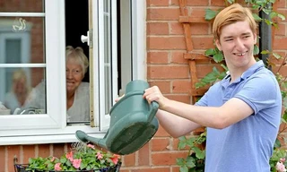 Chàng trai dị tật nhiễm sắc thể làm nghìn việc tốt trong mùa dịch