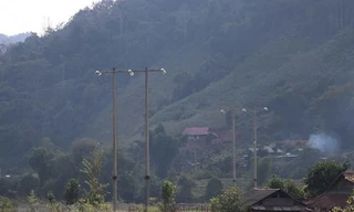 Điện lưới kéo về bản, thắp sáng bản làng vùng biên huyện Mường Nhé, tỉnh Điện Biên. (Ảnh: Xuân Tiến/TTXVN)