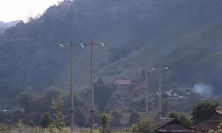 Điện lưới kéo về bản, thắp sáng bản làng vùng biên huyện Mường Nhé, tỉnh Điện Biên. (Ảnh: Xuân Tiến/TTXVN)