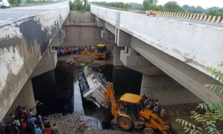 Xe buýt rơi xuống kênh ở Ấn Độ khiến 29 người tử vong. Ảnh: Twitter