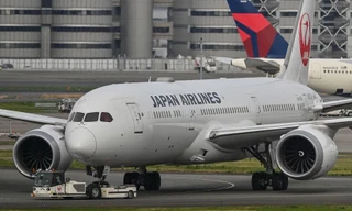 Máy bay chở hơn 300 khách sắp cất cánh bị va chạm mạnh 