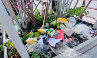 Chợ Bến Thành ngập rác khi hàng trăm người kéo đến chụp ảnh Tết