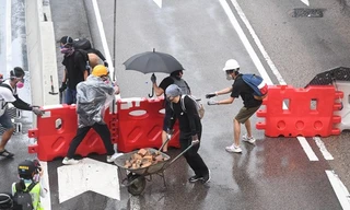 Người biểu tình bạo loạn dựng rào chắn để đối phó với cảnh sát tại Đặc khu hành chính Hong Kong (Trung Quốc) ngày 31/8/2019. Ảnh: THX