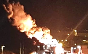 Cháy tàu chở dầu, 17 người thương vong. Ảnh cắt clip