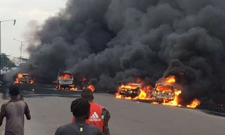 'Hôi của" xe chở dầu bị lật, hàng trăm người thương vong