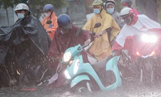 Nhiều người ngã sõng soài trên đường ngập nước ở TPHCM