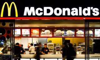 Bị phản ứng dữ dội vì 'đu trend' phản cảm, McDonald's Việt Nam lập tức xin lỗi