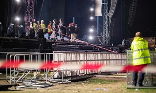 Mưa bão vẫn đi 'quẩy' nhạc hội, sập màn hình khiến nhiều người bị thương