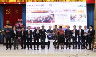 Nhấn nút ra mắt giao diện mới và phiên bản tiếng Anh.