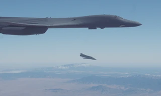 Máy bay B-1B Lancer phóng tên lửa AGM-158 JASSM. Ảnh: Không quân Mỹ