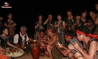 Bên ché rượu cần của người S’Tiêng. Ảnh Vietnam journey