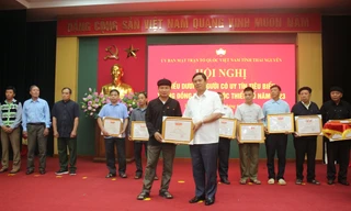 Ông Phạm Thái Hanh, Uỷ viên Ban Thường vụ, Chủ tịch Uỷ ban MTTQ Việt Nam tỉnh Thái Nguyên trao Bằng khen cho đại biểu là người có uy tín tiêu biểu trong đồng bào DTTS.