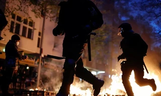 những đám cháy trên đường phố Berlin, Đức. Ảnh: Reuters