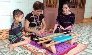 Nghệ nhân Thị An Đê (xã Thọ Sơn, huyện Bù Đăng, Bình Phước) truyền nghề dệt thổ cẩm truyền thống cho con cháu. (Ảnh: Nhất Sơn)