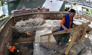 Các nhà khảo cổ học đang làm việc trong khuôn viên Điện Kremlin. Ảnh: Sputnik