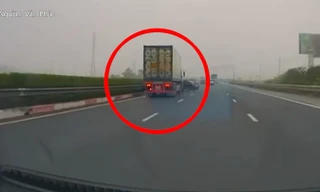 Ôtô con bị xe container húc xoay 180 độ trên cao tốc Hà Nội – Ninh Bình