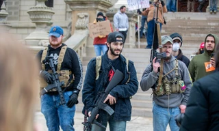 Những người đàn ông Mỹ mang súng xuống đường trong một cuộc biểu tình. Ảnh: IM