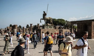 Người đàn ông khắc bậy lên di sản gần 2.000 năm tuổi