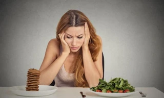 Những thói quen ăn uống vừa khiến bạn già trước tuổi, vừa rút ngắn tuổi thọ rất nhanh