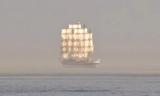 Giải mã hiện tượng ‘tàu ma’ bí ẩn lơ lửng trên mặt biển: Lời nguyền đáng sợ của biển cả?