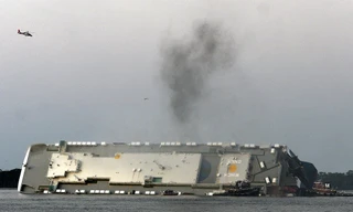 Một tàu chở hàng lớn bị lật và bốc cháy ngoài khơi bờ biển Georgia. Ảnh: AP