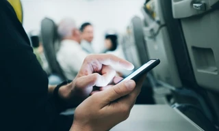 Lý do khách đi máy bay phải chuyển chế độ điện thoại, tắt khi cất - hạ cánh