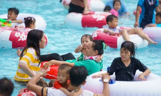 Người TP.HCM tấp nập bơi lội giải nhiệt ngày mùng 2 Tết ở công viên nước Đầm Sen