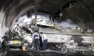 Chiếc xe tải chở axit bị lật nằm ngang bên trong đường hầm. Ảnh: Yonhap